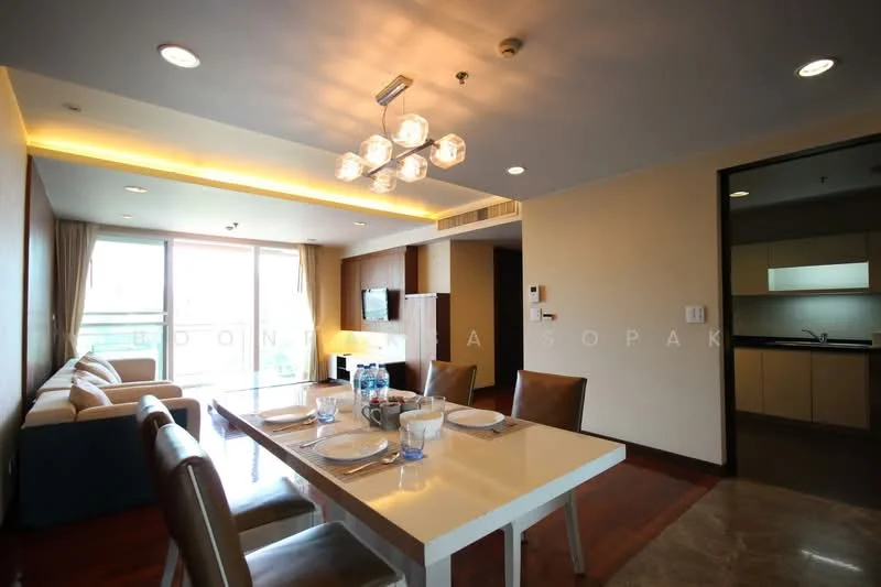 2 Bedroom condo in Richmond Hills Residence