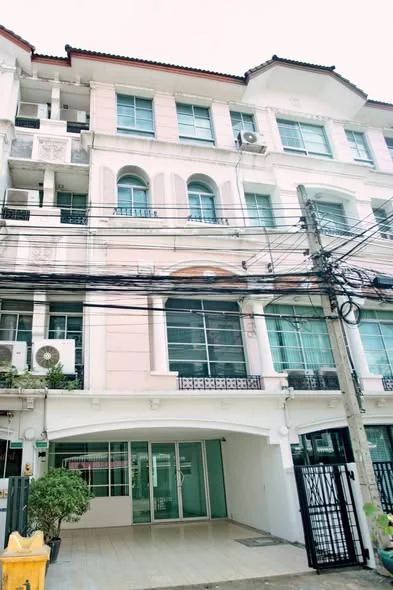 4 Bedroom condo in Baan Klang Muang Rama 9 - Ladprao