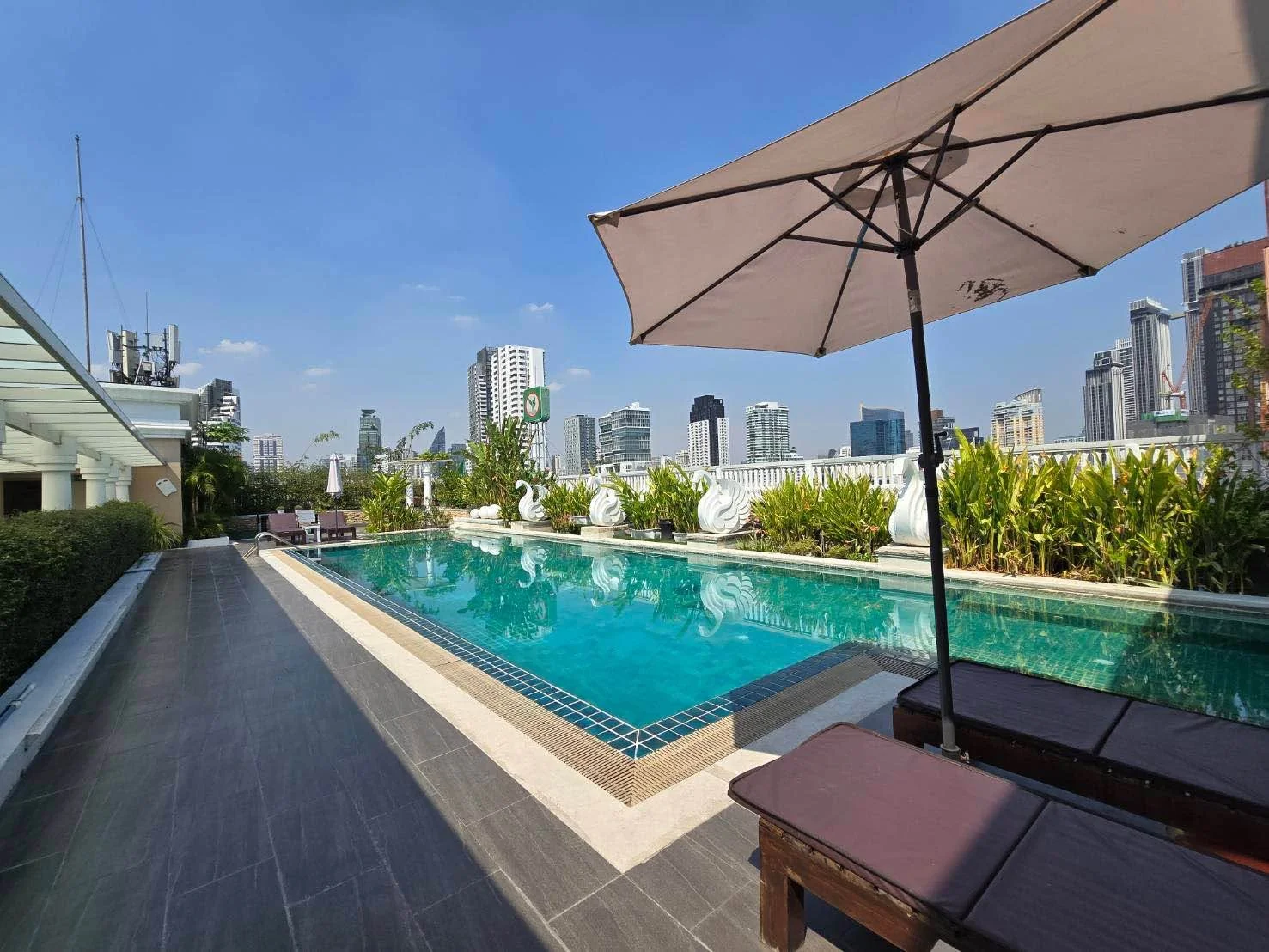 2 Bedroom condo in Le Nice Ekamai