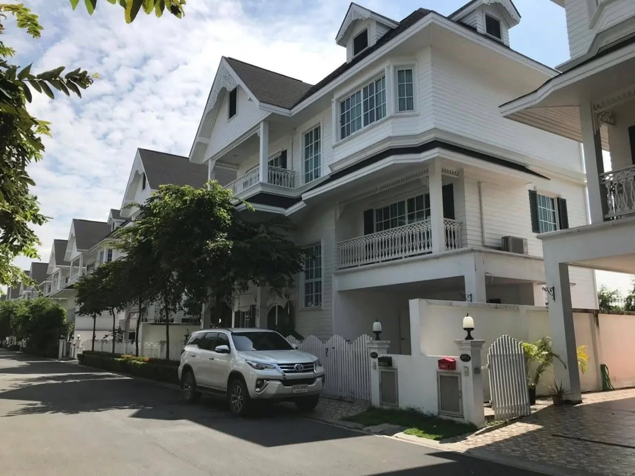 4 Bedroom condo in Fantasia Villa 3