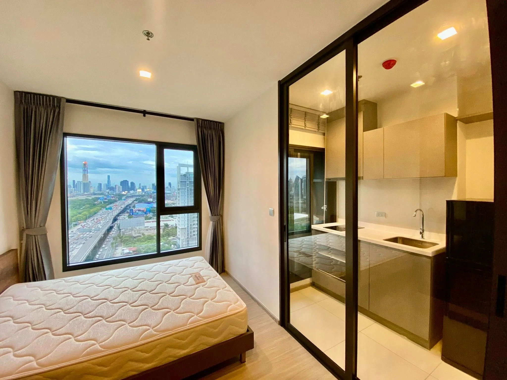 Studio condo in Life Asoke Hype