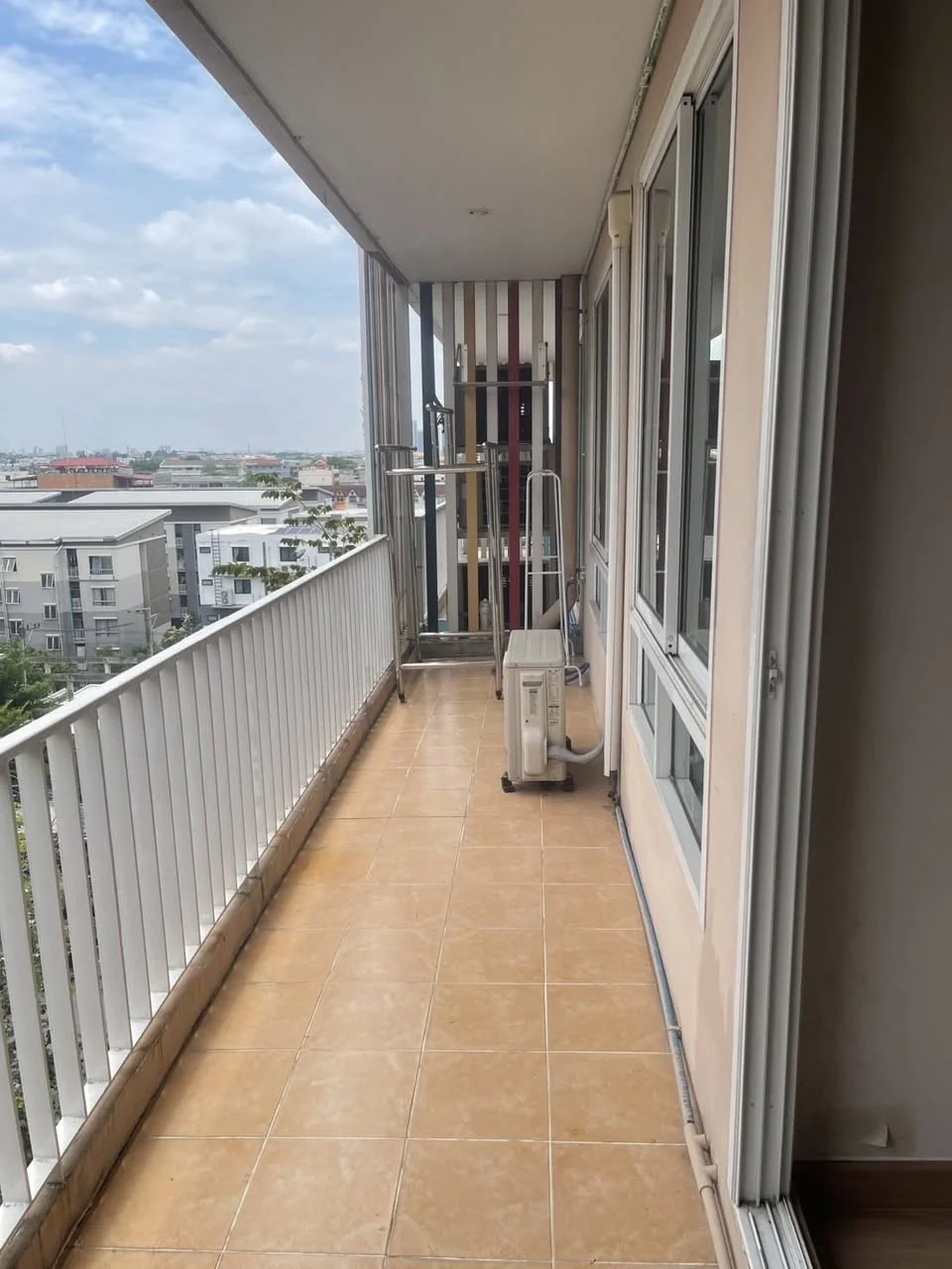 2 Bedroom condo in Happy Condo Ladprao 101
