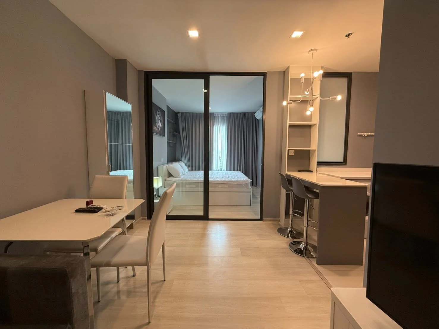 1 Bedroom condo in Life One Wireless