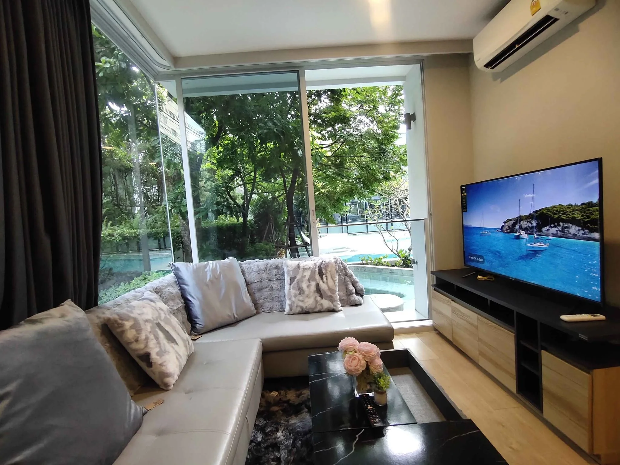 2 Bedroom condo in Chewathai Residence Thonglor
