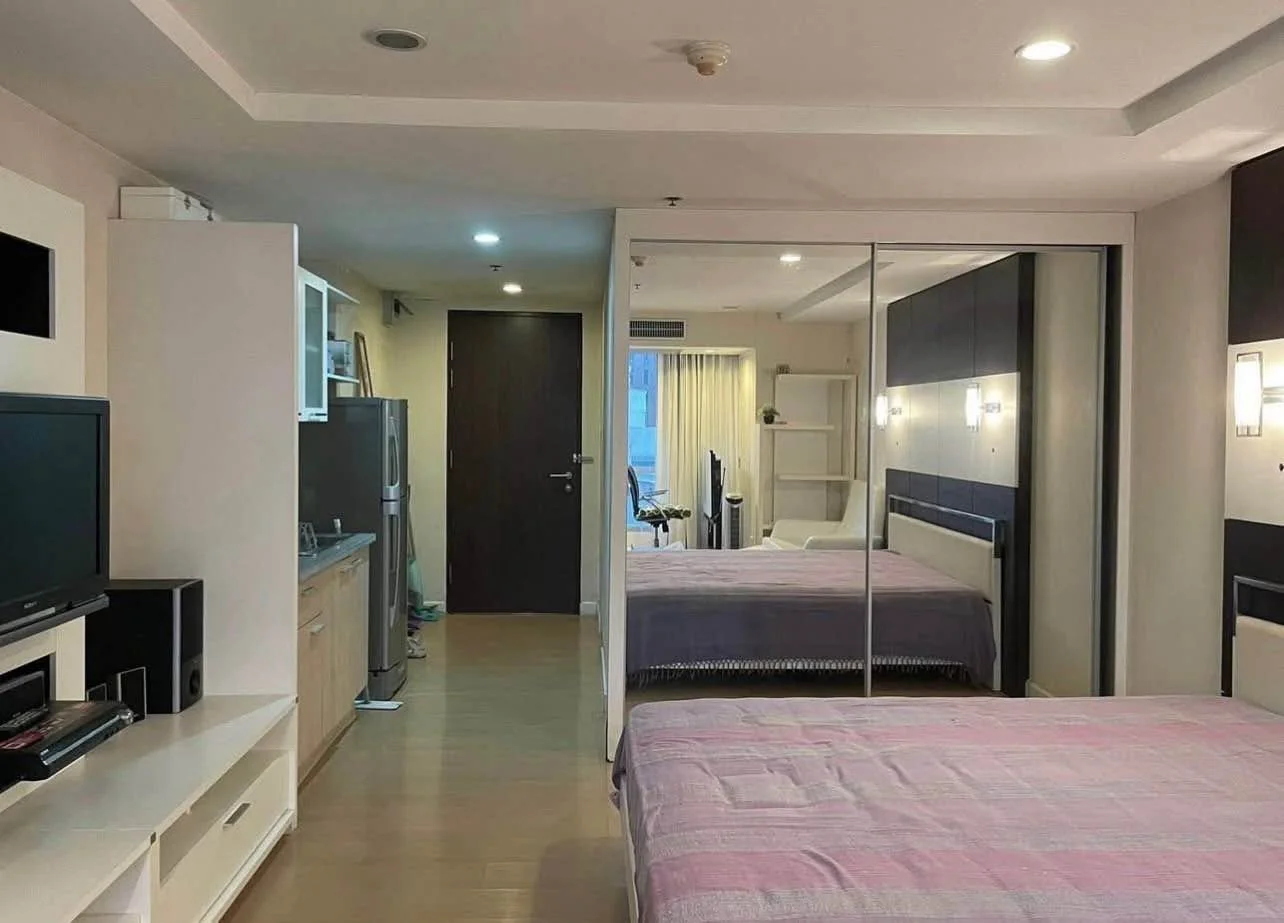Studio condo in The Trendy