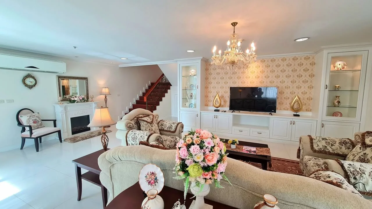 4 Bedroom condo in Piyathip Place