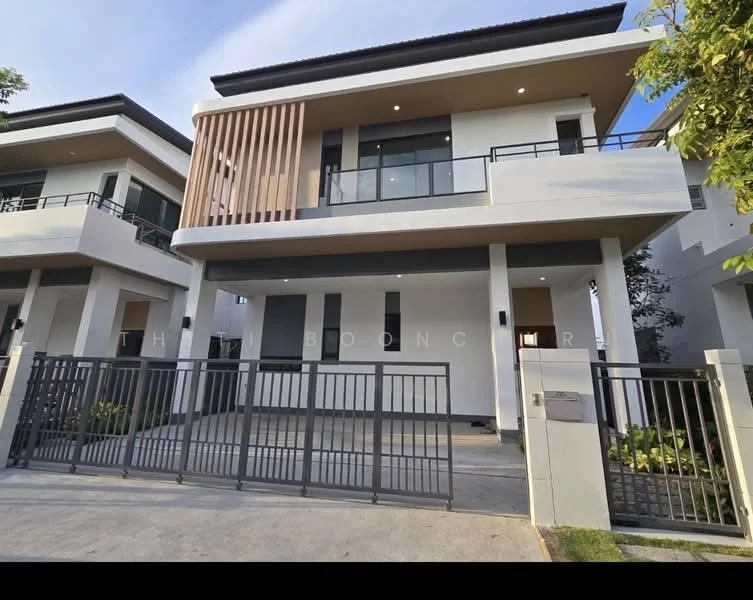 4 Bedroom condo in Baan Ninya Krungthepkreetha-Motorway