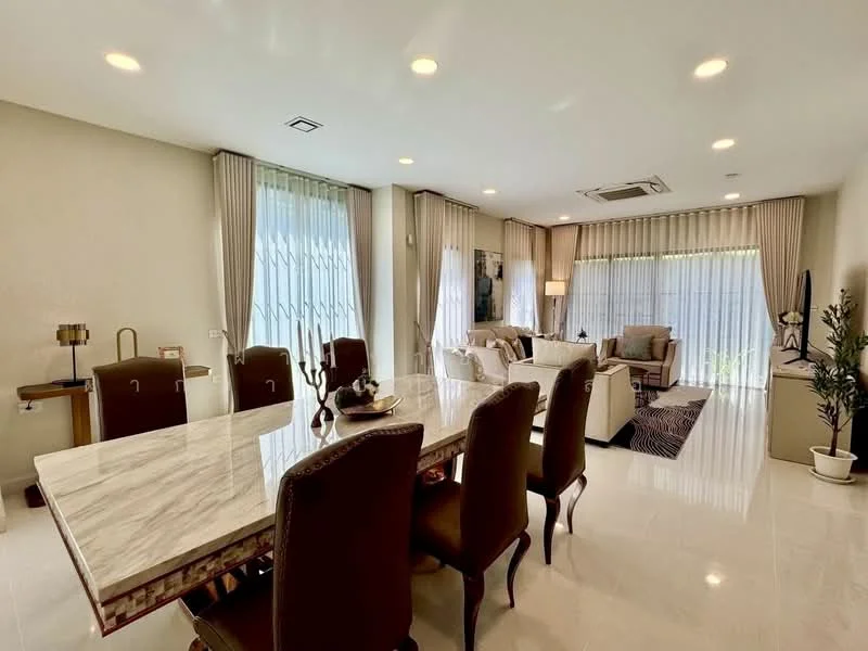 4 Bedroom condo in Nantawan Rama 9 - New Krungthepkreetha