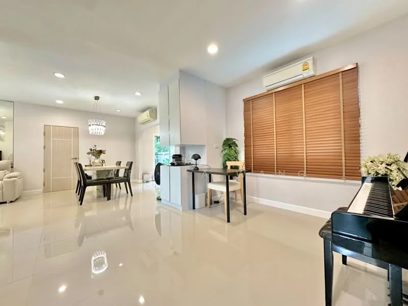 4 Bedroom condo in Life Bangkok Boulevard Ramintra 65