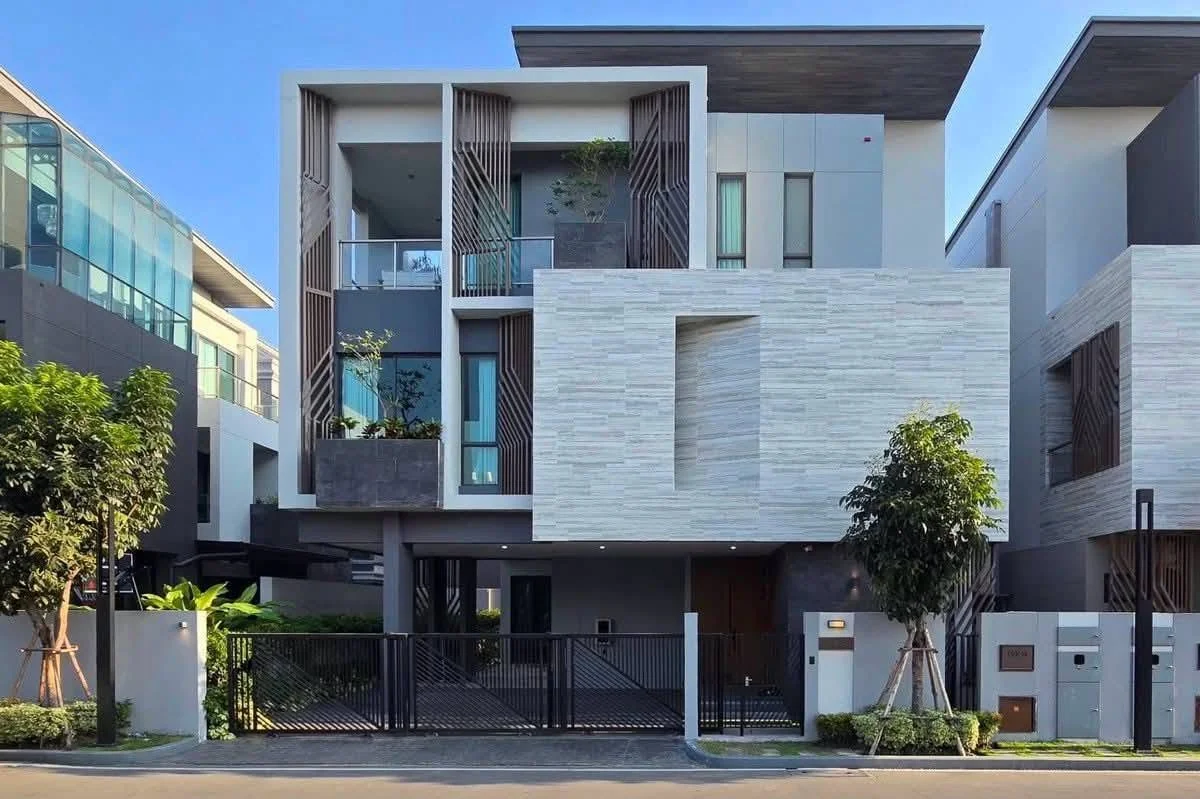 4 Bedroom condo in The Gentry Pattanakarn