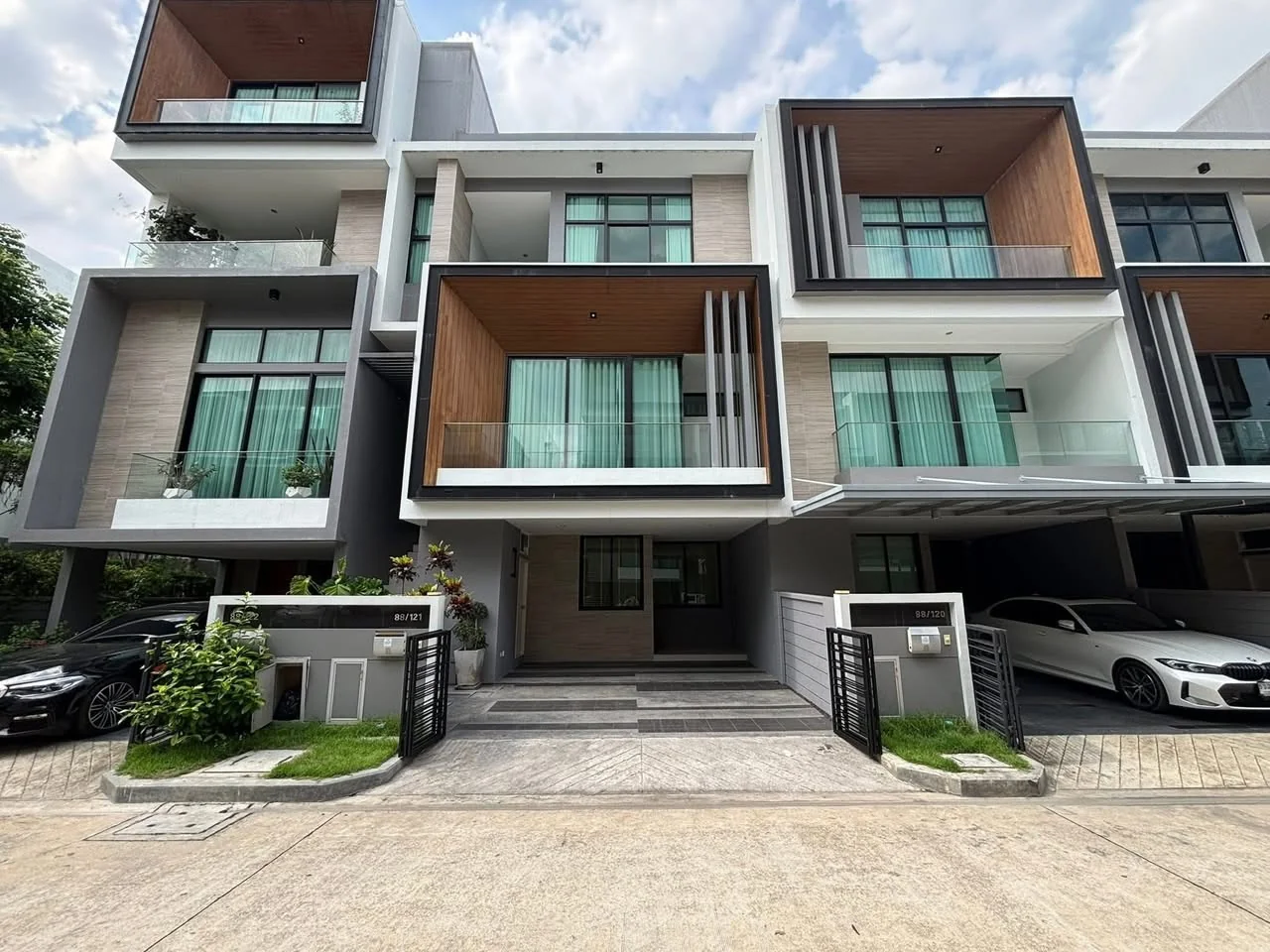3 Bedroom condo in Nirvana Define Srinakarin-Rama 9