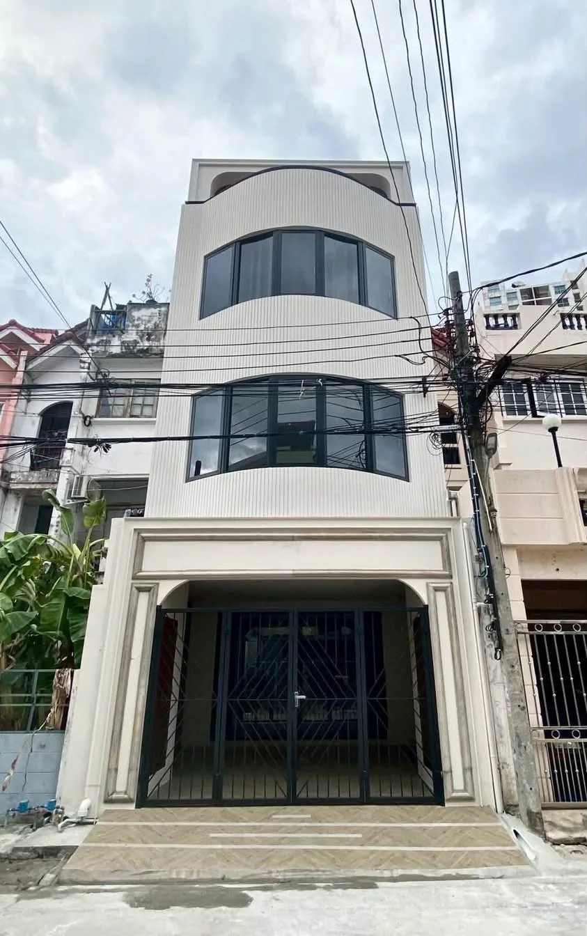 4 Bedroom condo in Maneeya Ville
