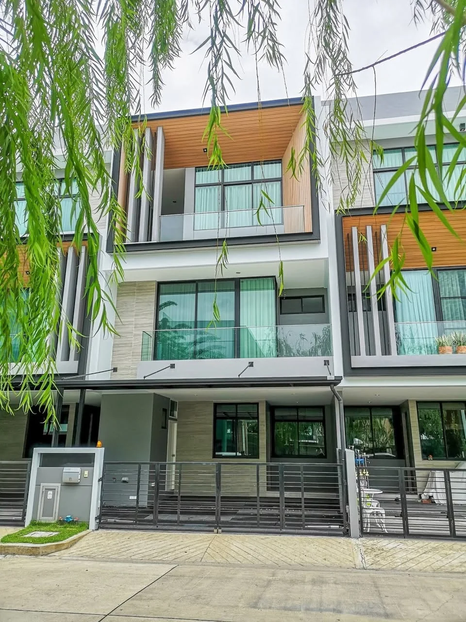 3 Bedroom condo in Nirvana Define Srinakarin-Rama 9