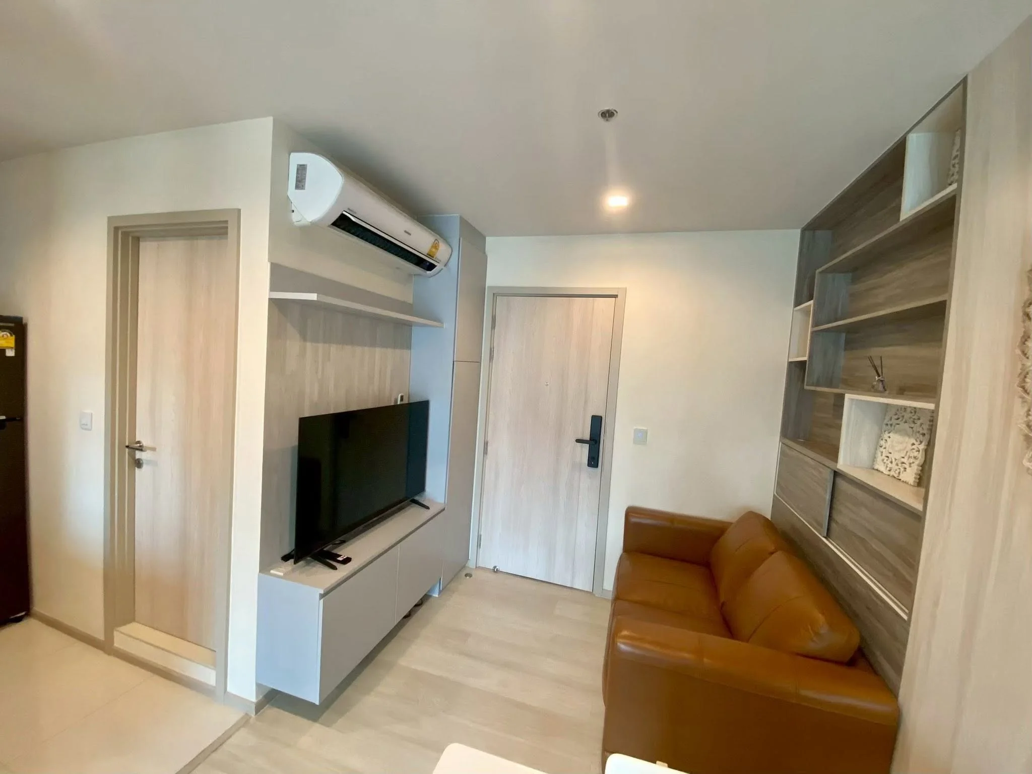 1 Bedroom condo in Life One Wireless