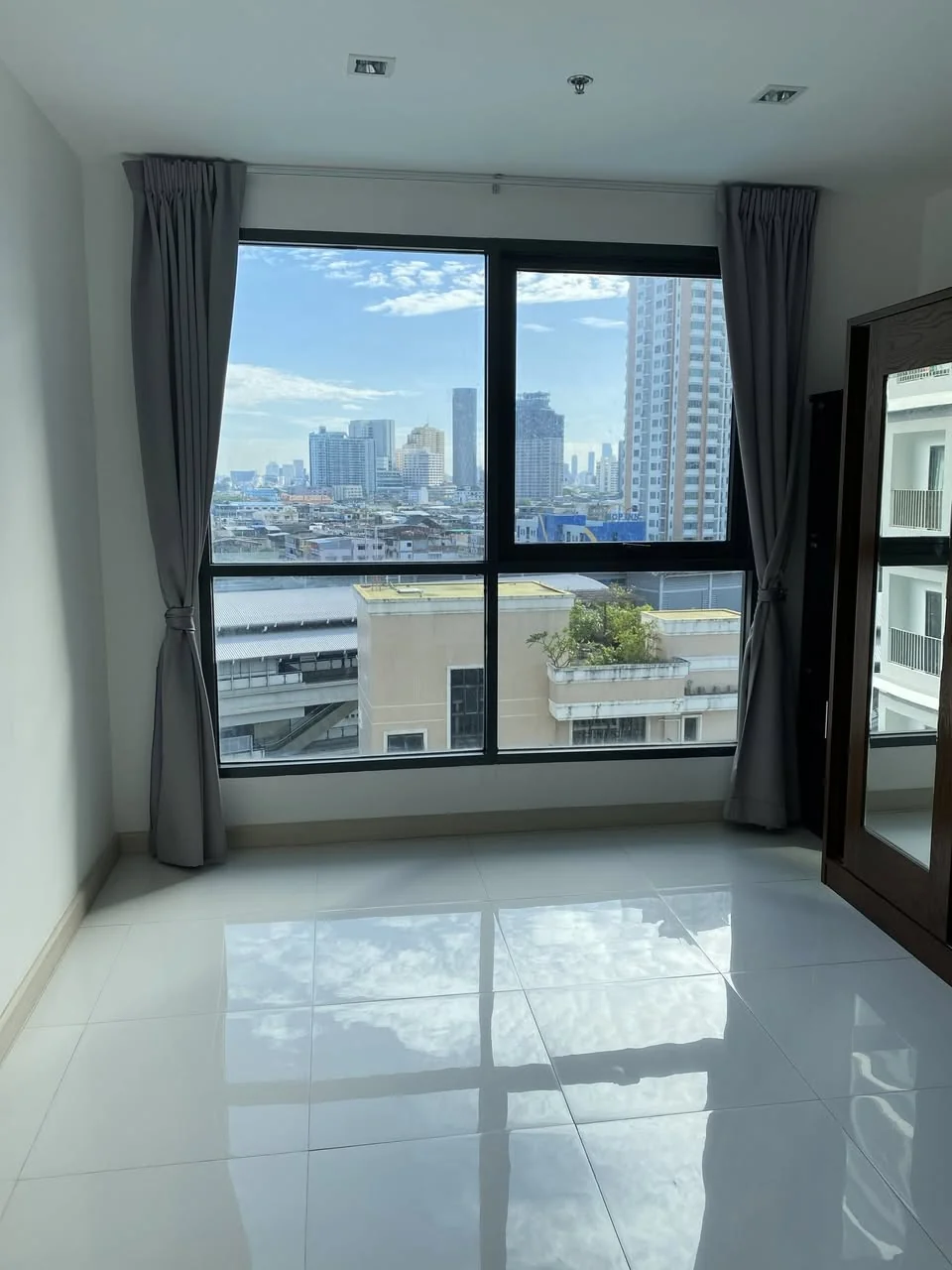 Studio condo in IDEO Mobi Sathorn