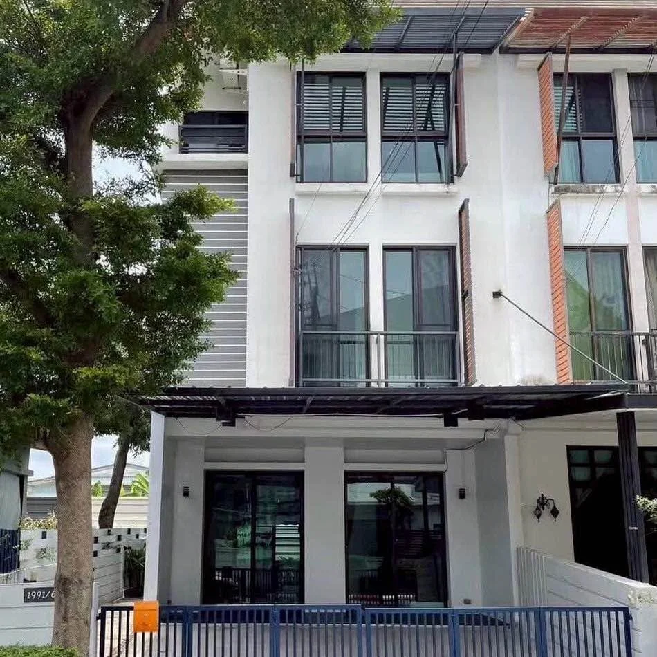 3 Bedroom condo in Areeya Mandarina Sukhumvit 77