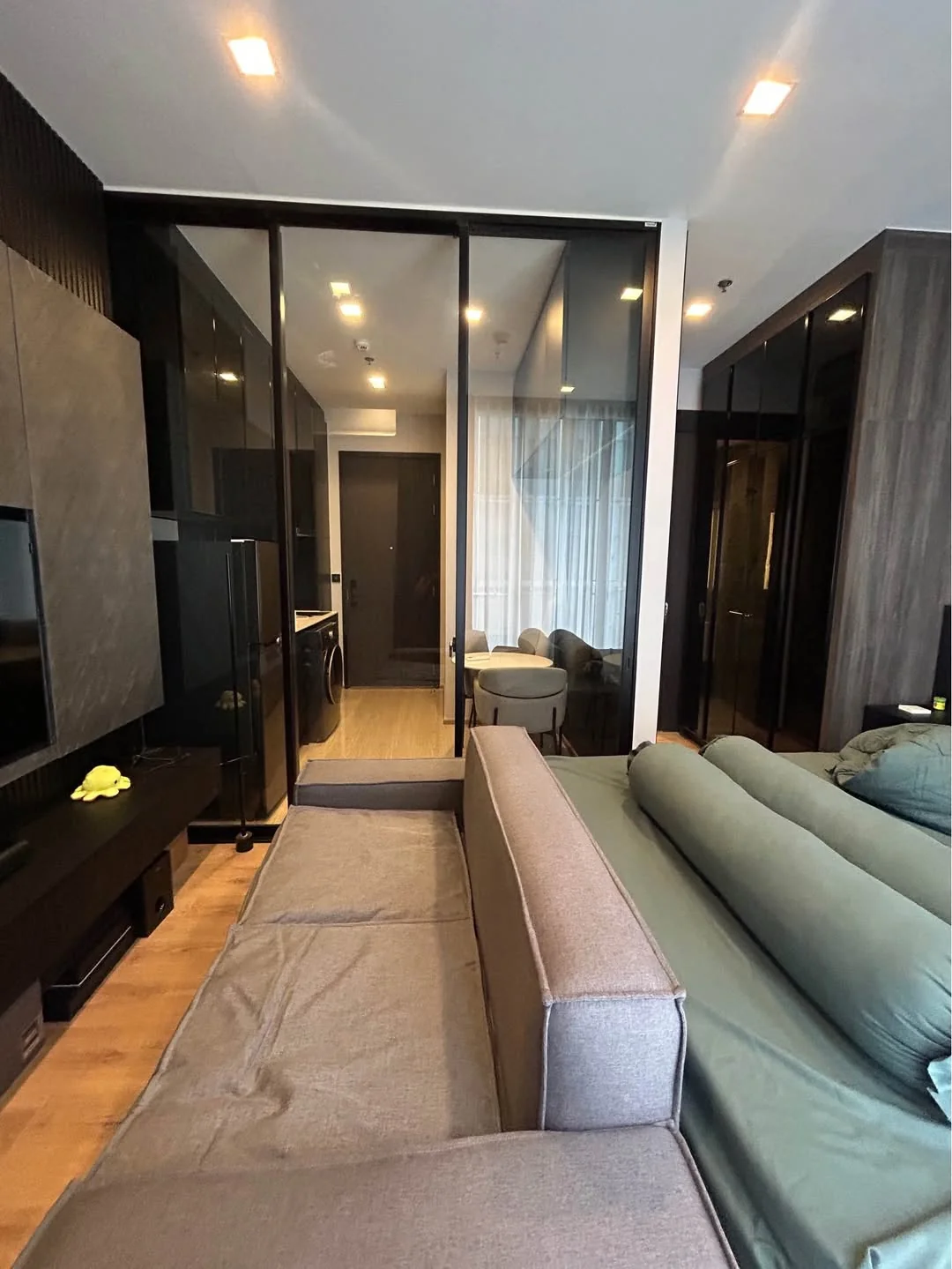1 Bedroom condo in Noble Around Ari