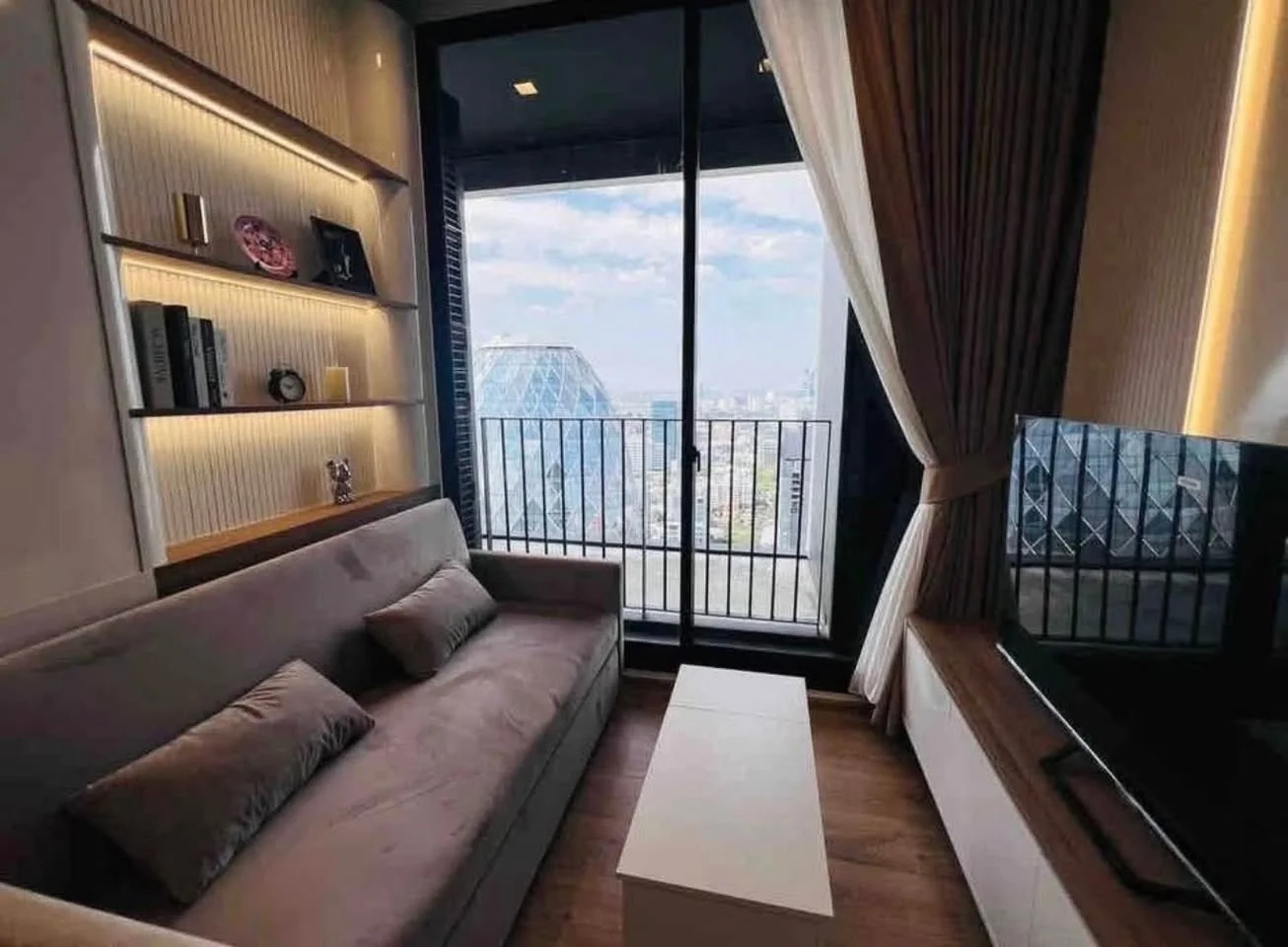 1 Bedroom condo in Noble Around Ari