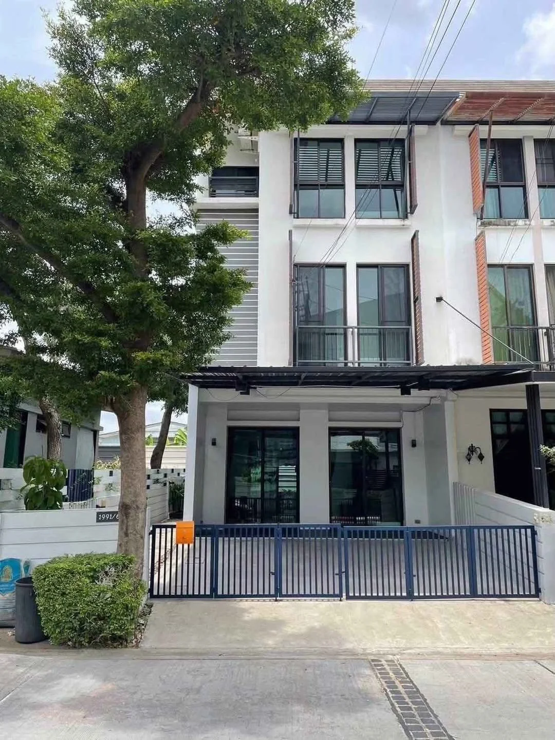 3 Bedroom condo in Areeya Mandarina Sukhumvit 77