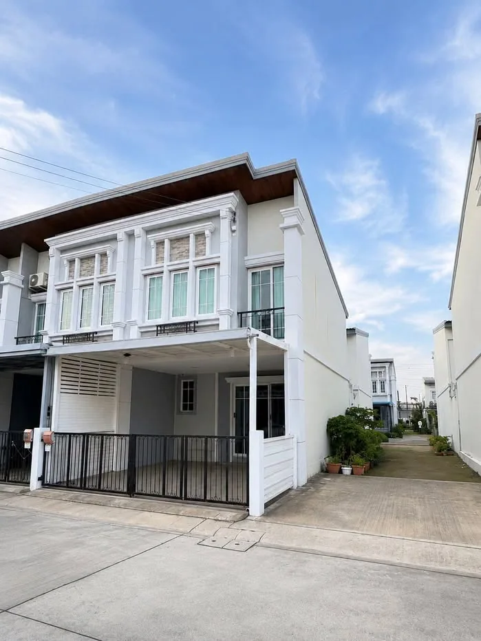 4 Bedroom condo in Golden Town Sukhumvit-Bearing Station