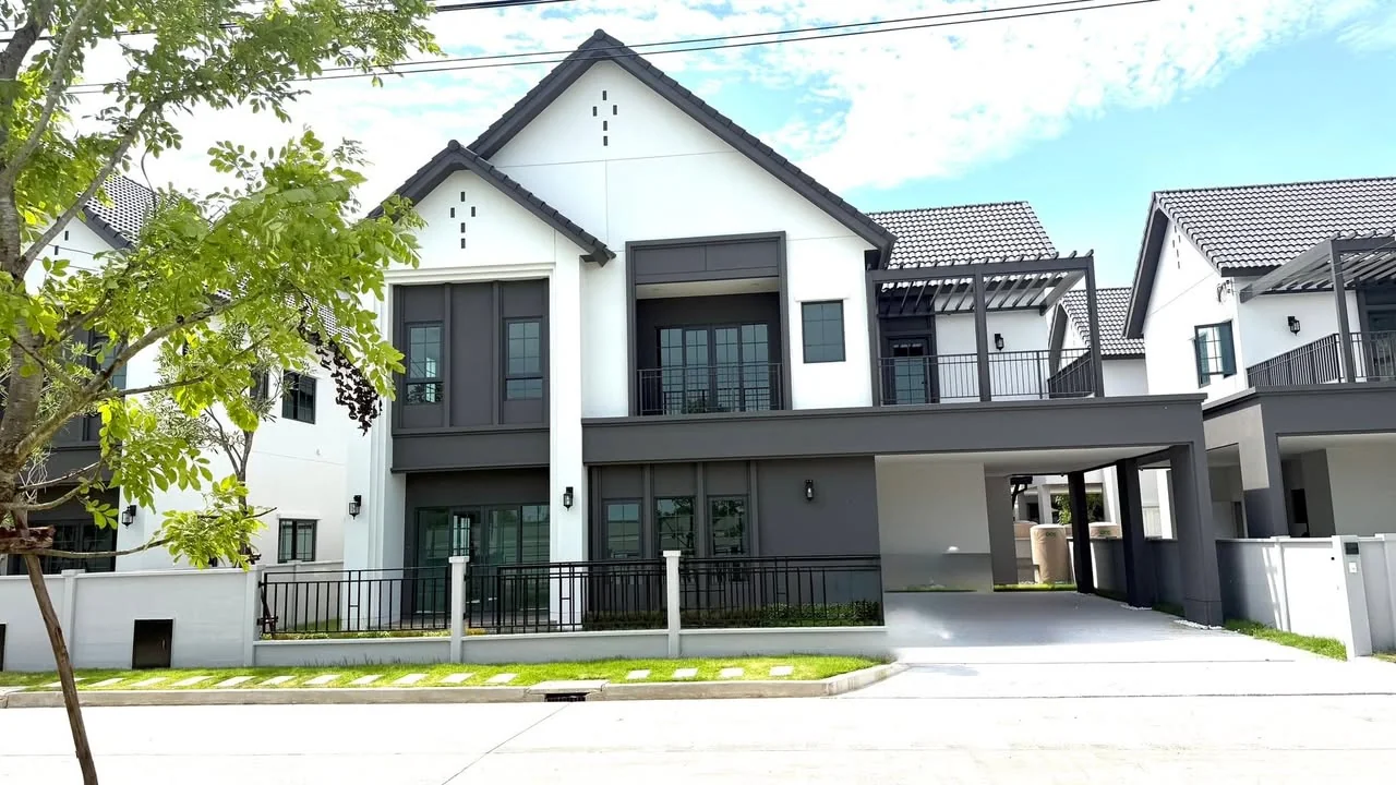 4 Bedroom condo in Centro Bangna-Wongwean