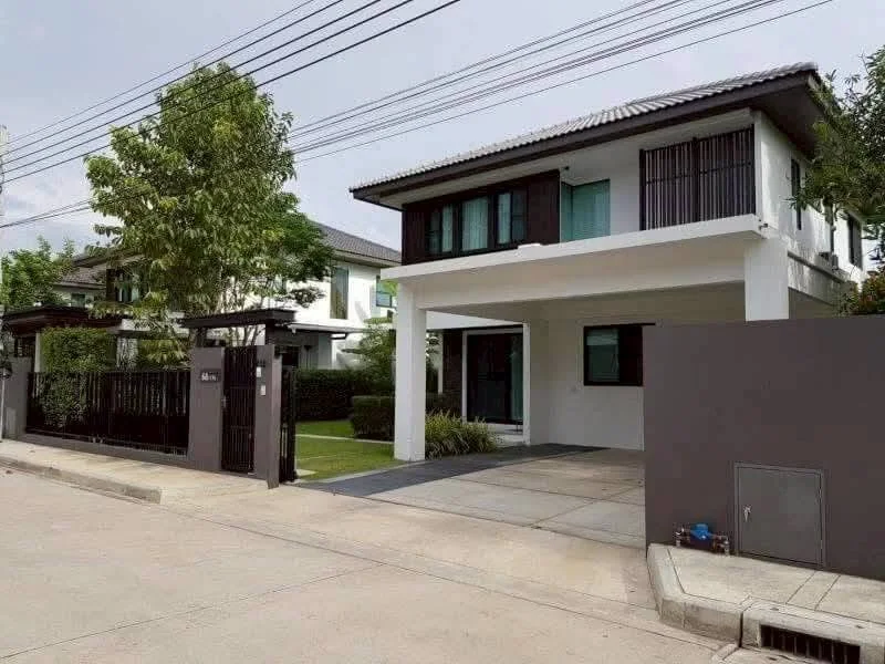 4 Bedroom condo in Mantana Bangna-Wongwaen