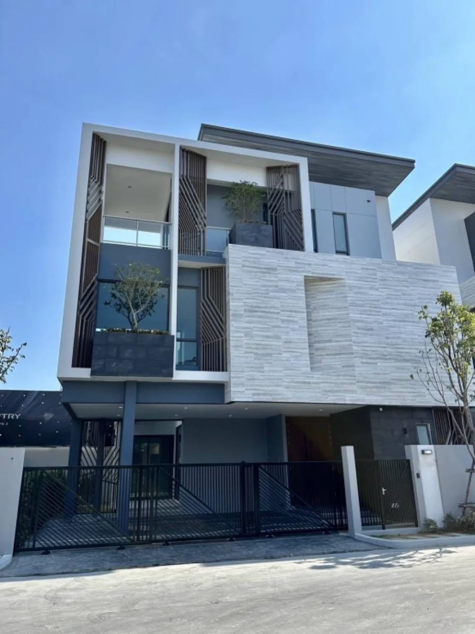 4 Bedroom condo in The Gentry Phatthanakan 2