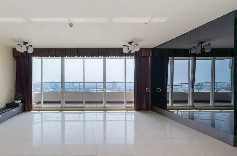 3 Bedroom condo in Watermark Chaophraya