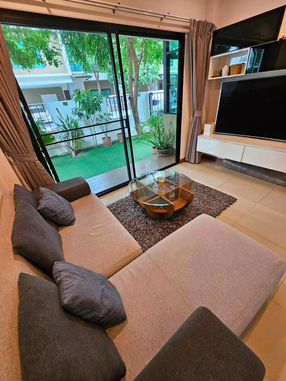 4 Bedroom condo in Villa Arcadia Srinakarin
