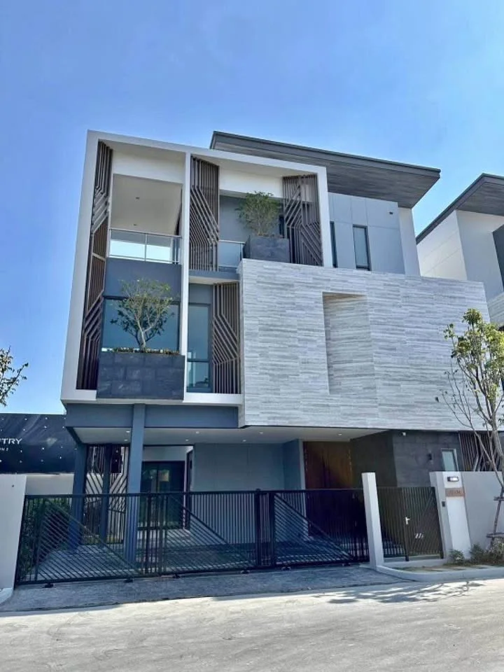 4 Bedroom condo in The Gentry Phatthanakan 2