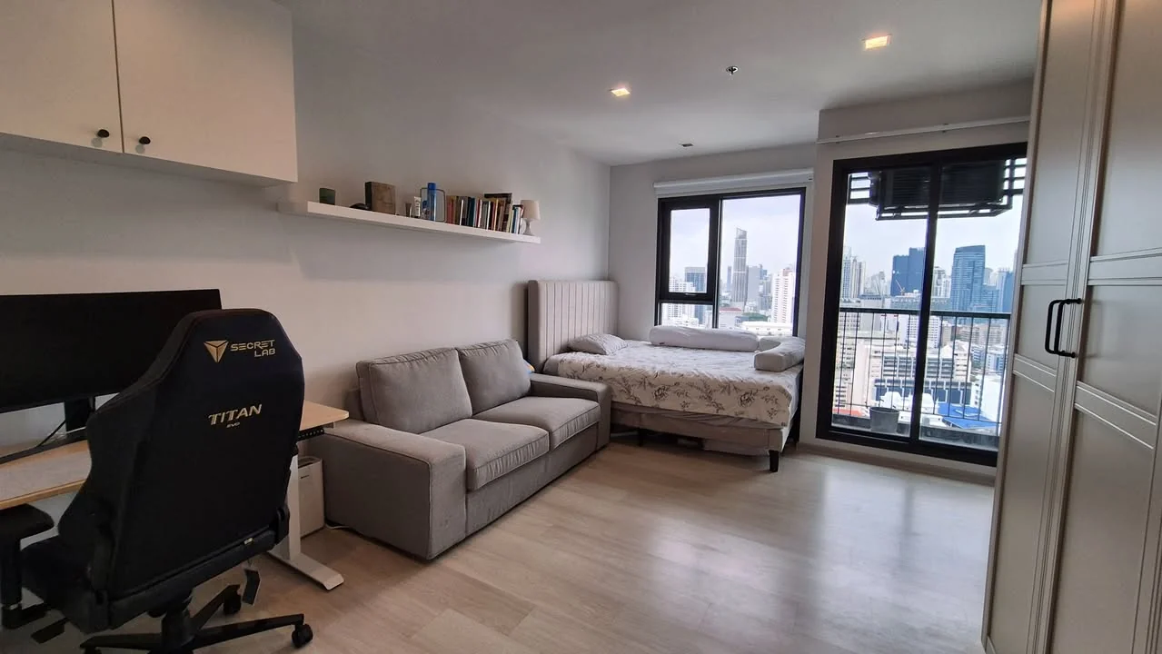1 Bedroom condo in Life One Wireless