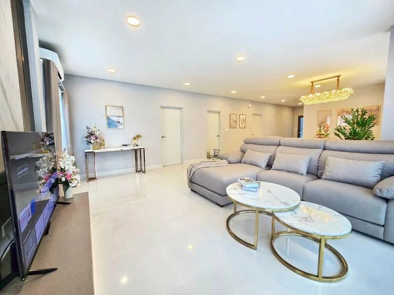 4 Bedroom condo in Centro Bangna