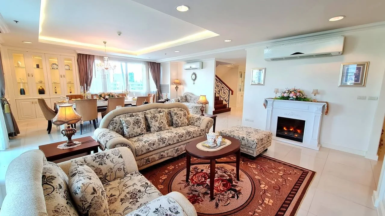 4 Bedroom condo in Piyathip Place