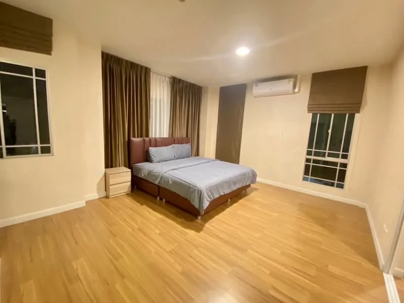 4 Bedroom condo in Manthana Onnut-Wongwan 2