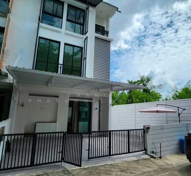 3 Bedroom condo in Areeya Mandarina Sukhumvit 77