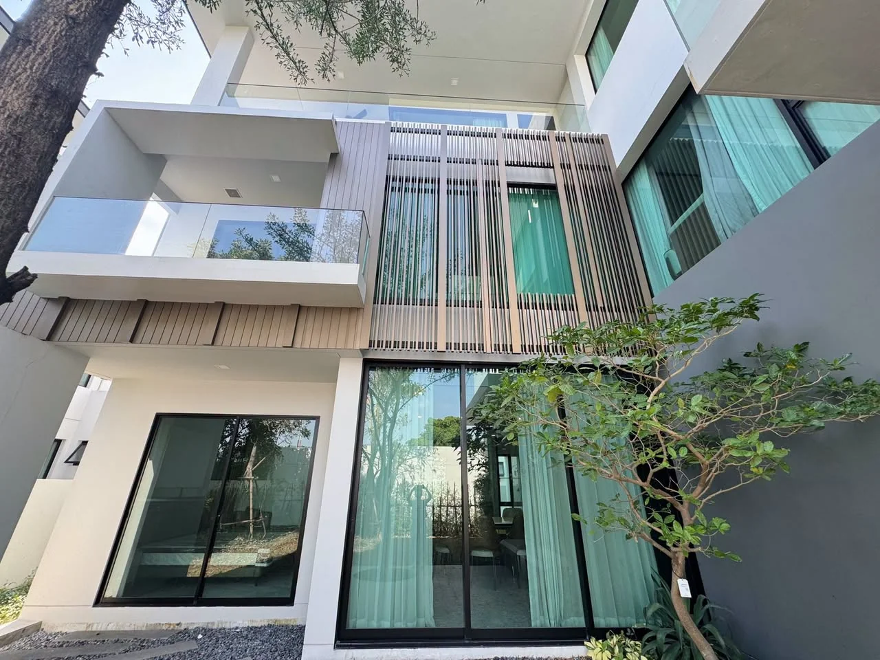 4 Bedroom condo in Nantawan Rama 9 Srinakarin