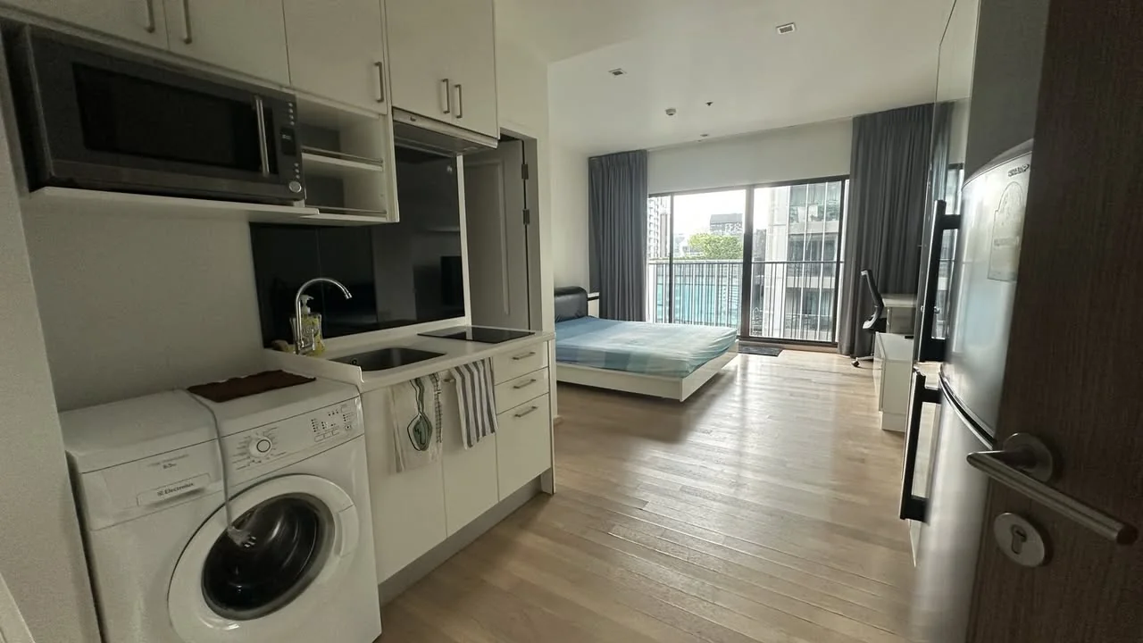 Studio condo in Noble Refine
