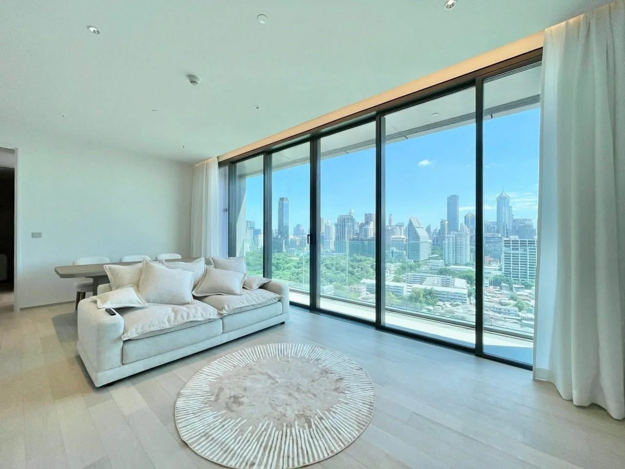 2 Bedroom condo in EI8HTEEN SEVEN - One Bangkok