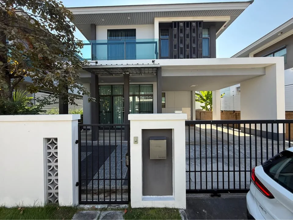4 Bedroom condo in Setthasiri Pattanakarn