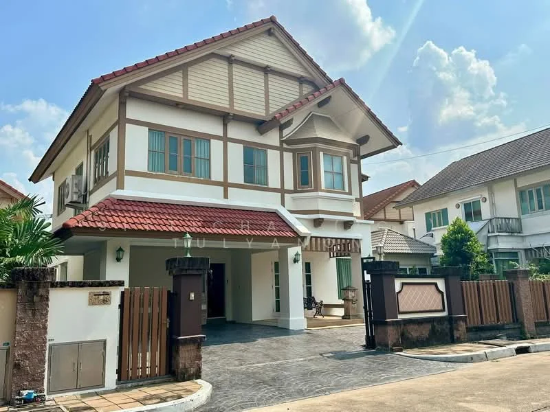 3 Bedroom condo in Laddarom Watcharapol