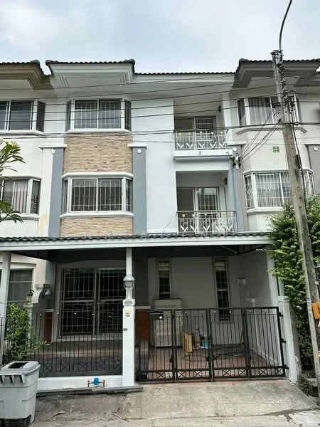 4 Bedroom condo in Supalai Ville Ekkamai-Ramindra