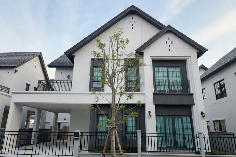 4 Bedroom condo in Centro Bangna