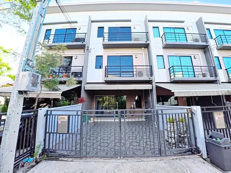 3 Bedroom condo in Baan Klang Muang Ramintra-Watcharapol