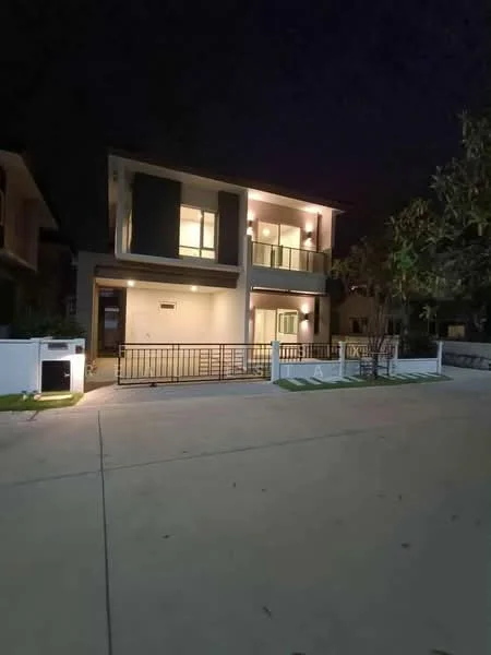 4 Bedroom condo in Centro Prachauthit 90