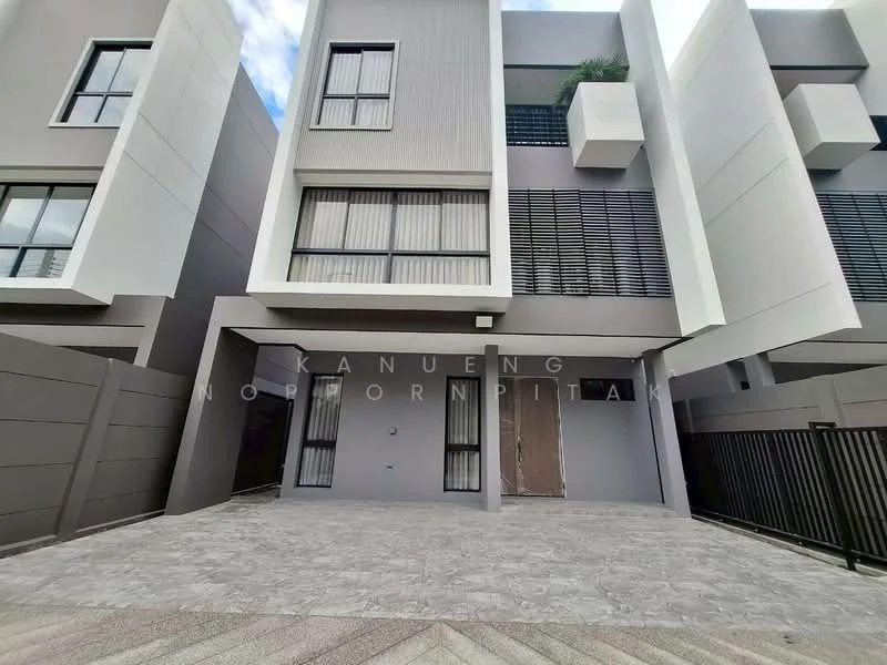 3 Bedroom condo in Feel Town Lat Phrao 101