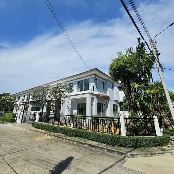 4 Bedroom condo in Life Bangkok Boulevard Ramintra