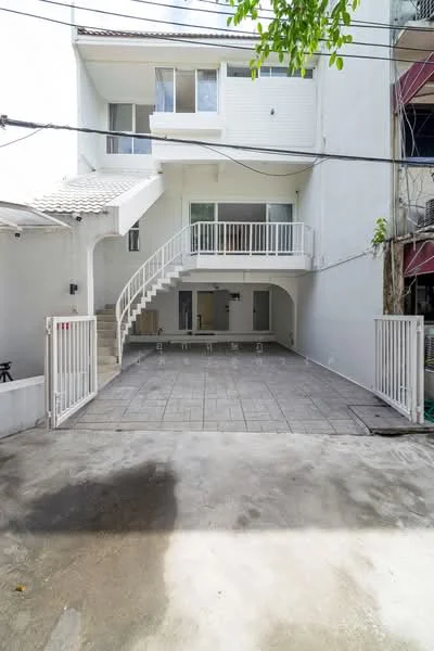 4 Bedroom condo in Khlongtan Nivet
