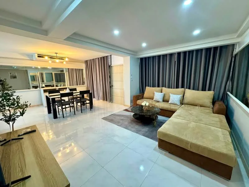 3 Bedroom condo in Silom Condominium
