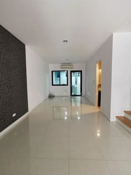 4 Bedroom condo in Flora Marigold