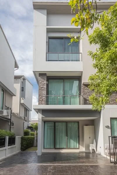 4 Bedroom condo in Baan Klang Muang Classe Ekkamai-Ramintra